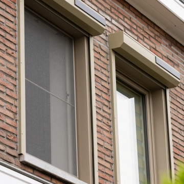 Verbindingstraat  6 / zele / voorzetrolluiken met zonnecellen 